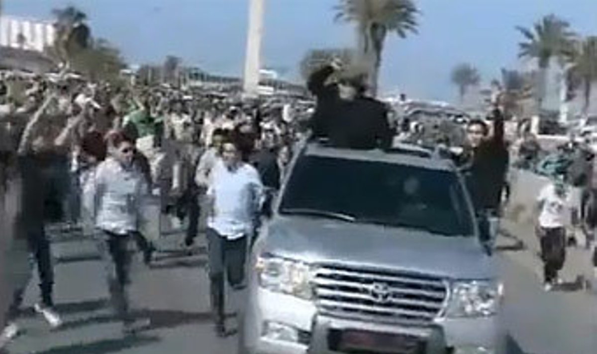 Кортеж Муаммара Каддафи. Кадр из видеозаписи с сервиса YouTube
