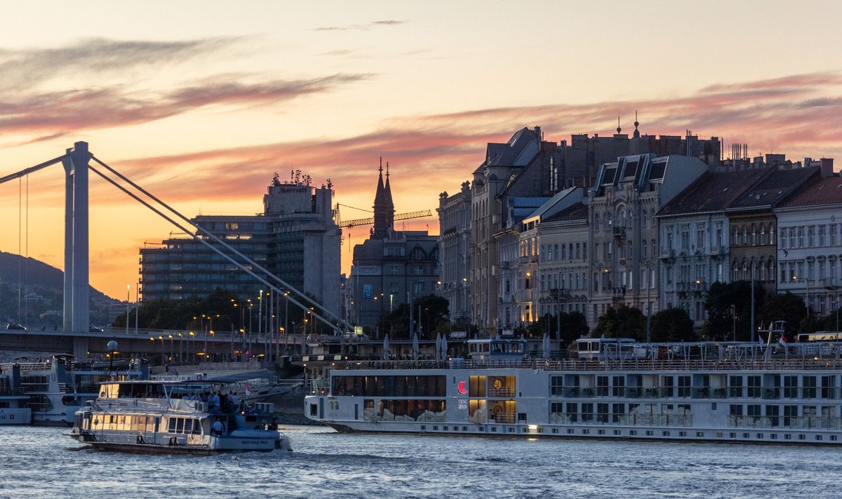 Vakarinis Budapeštas iš laivo Dunojaus upėje