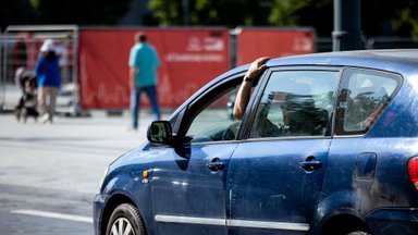Nufilmavo, kiek vairuotojų Vilniuje nepaleidžia telefonų iš rankų: pasiteisinimai išvengti nemalonumų nepadėjo