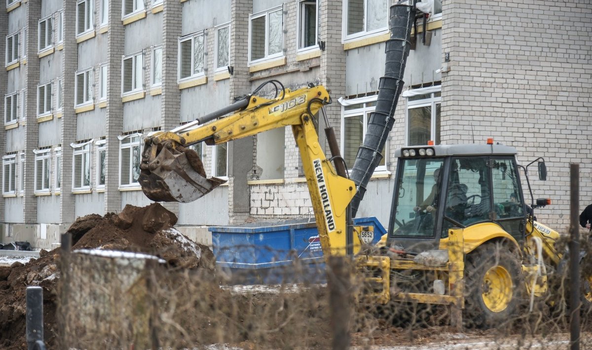 Greta socialinio daugiabučio bus įrengtos trys aikštelės. Jas ruošiantiems asfaltuoti statybininkams teks dar kartą voluoti grunto pagrindą, o kaimyninių namų gyventojams laikyti nuo vibracijos šokinėjančius puodus.