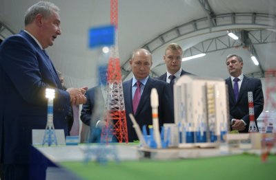 Rusijos prezidentas Vladimiras Putinas klausosi Valstybinės kosmoso korporacijos „Roscosmos“ generalinio direktoriaus Dmitrijaus Rogozino