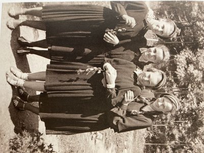 Kretinga apie 1940 m. Kretingos pranciškonų gimnazijos moksleivės (iš dešinės): pirma – Birutė Japertaitė, trečia – Estera Kverelytė.