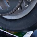 Keistas eksperimentas: „iPhone“ pakišo po motociklo padangomis ir nustebo