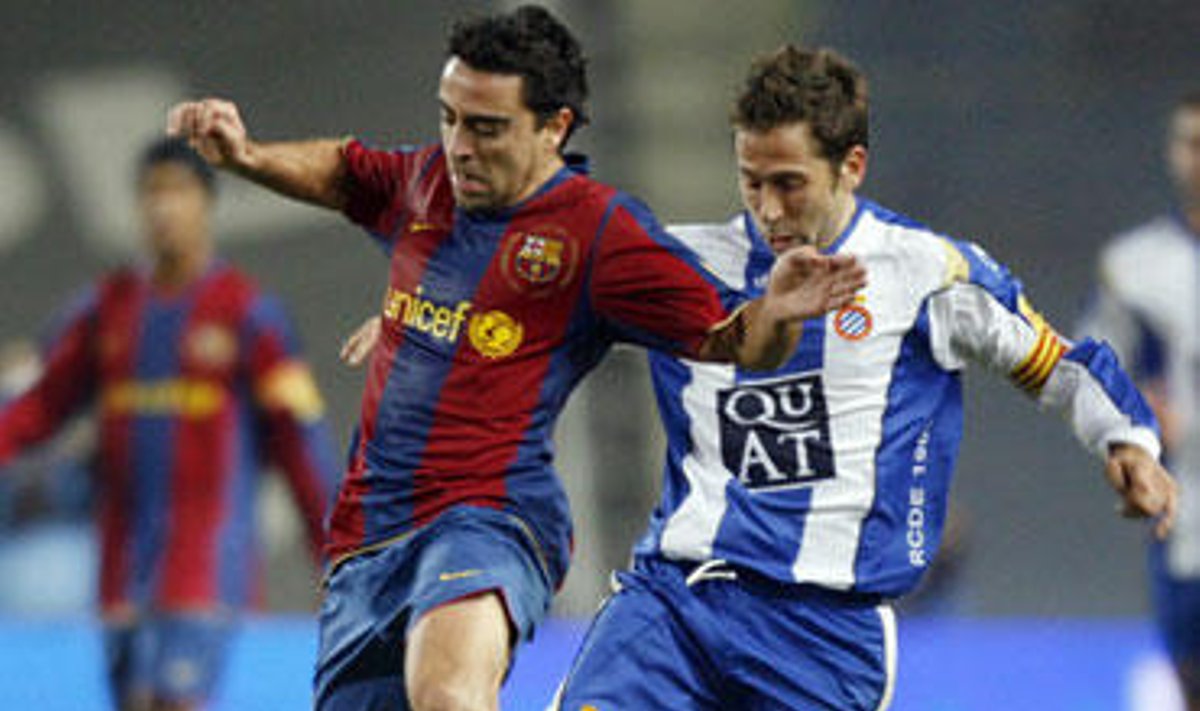 Xavi ("Barcelona") kovoja su Raul Tamudo ("Espanyol")