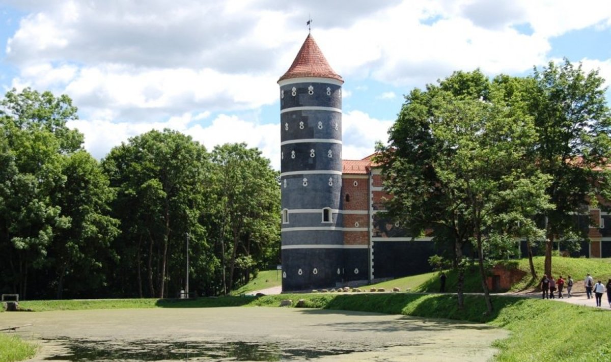 Neseniai baigta renovuoti Panemunės pilis išsiskiria pilka spalva