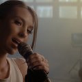 Dainininkė J. Starinskaitė pristato gyvai atlikto kūrinio vaizdo klipą: šią mintį rezgiau ilgai