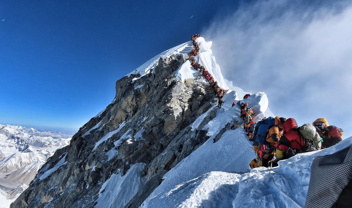 Ant Everesto susidarė alpinistų eilė
