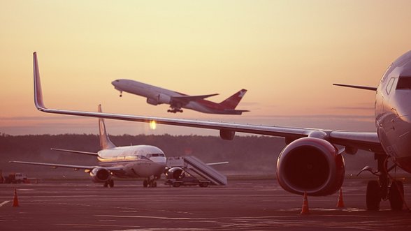 Kylančios aviacinio kuro kainos augina skrydžių organizavimo sąnaudas – brangs ir kelionių bilietai