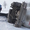 Dar viena avarija kelyje "Via Baltica" - apsivertė lenkų dujovežis