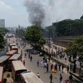 Protestuotojai padegė Bangladešo TV pastatą, pranešama, kad viduje įstrigę daugybė žmonių