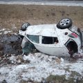 Automagistralėje Klaipėda-Kaunas per avariją automobilis atsidūrė purvo griovyje