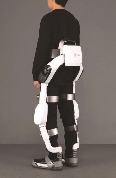 Pirmasis dėvimas robotas „CLOi SuitBot“