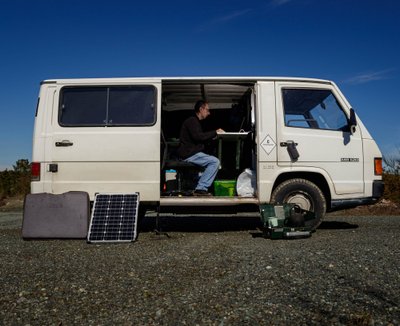 Mažos baterijos ir mažos saulės elektrinės gali pasitarnauti turistaujant ar kelionėje