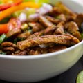 Veganiška vištiena: mėsos patiekalus primenantis naminis seitanas sparčiai populiarėja tarp sveikuolių