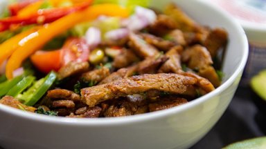 Veganiška vištiena: mėsos patiekalus primenantis naminis seitanas sparčiai populiarėja tarp sveikuolių