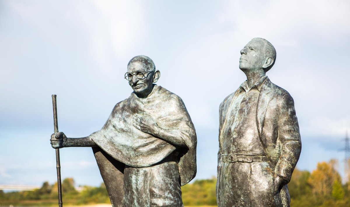 M.Gandhi and H.Kallenbach sculpture in Lithuania