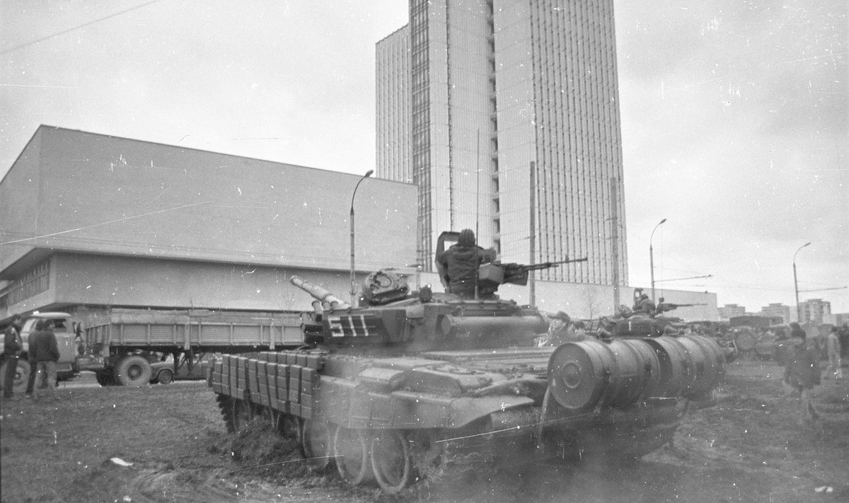 Tankas Nr 511 prie Spaudos rūmų 1991 sausį