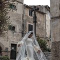 Suknelę krištolinių vestuvių šventei I. Budrienė į Ispaniją gabenosi specialiu transportu