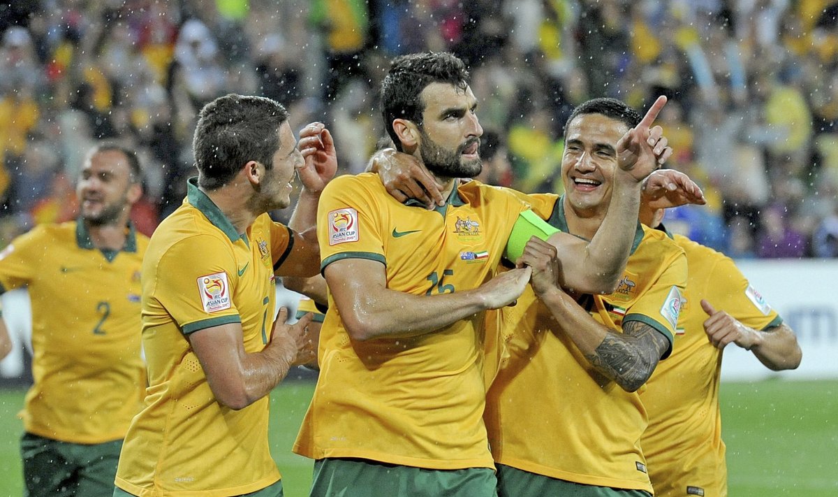 Australijos rinktinės futbolininkai džiaugiasi