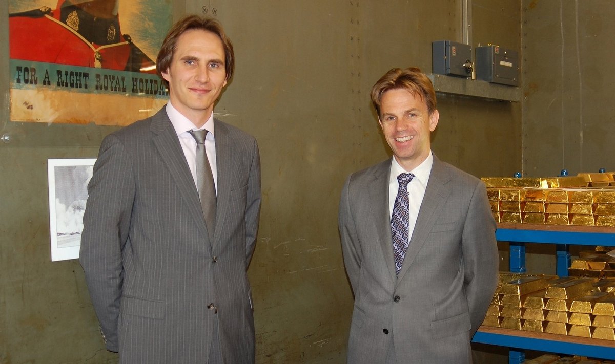 2013 m. Lietuvos banko valdybos narys Marius Jurgilas (kairėje) lankėsi Anglijos banko saugykloje Londone, prie čia saugomų Lietuvos aukso atsargų. Šalia – Anglijos banko vykdomasis direktorius Chrisas Salmonas. 