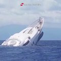Nufilmuota, kaip nuskendo 40 metrų ilgio superjachta
