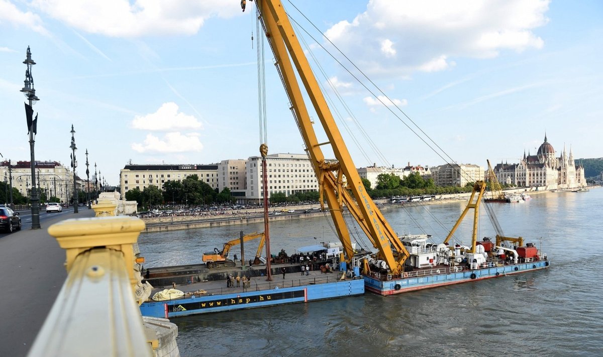 Budapešte pradėta nuskendusio turistinio laivo iškėlimo operacija
