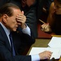 S. Berlusconi susilaužė koją