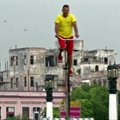 Aukštu dviračiu važinėjantis kubietis užsidirba reklamuodamas energinius gėrimus