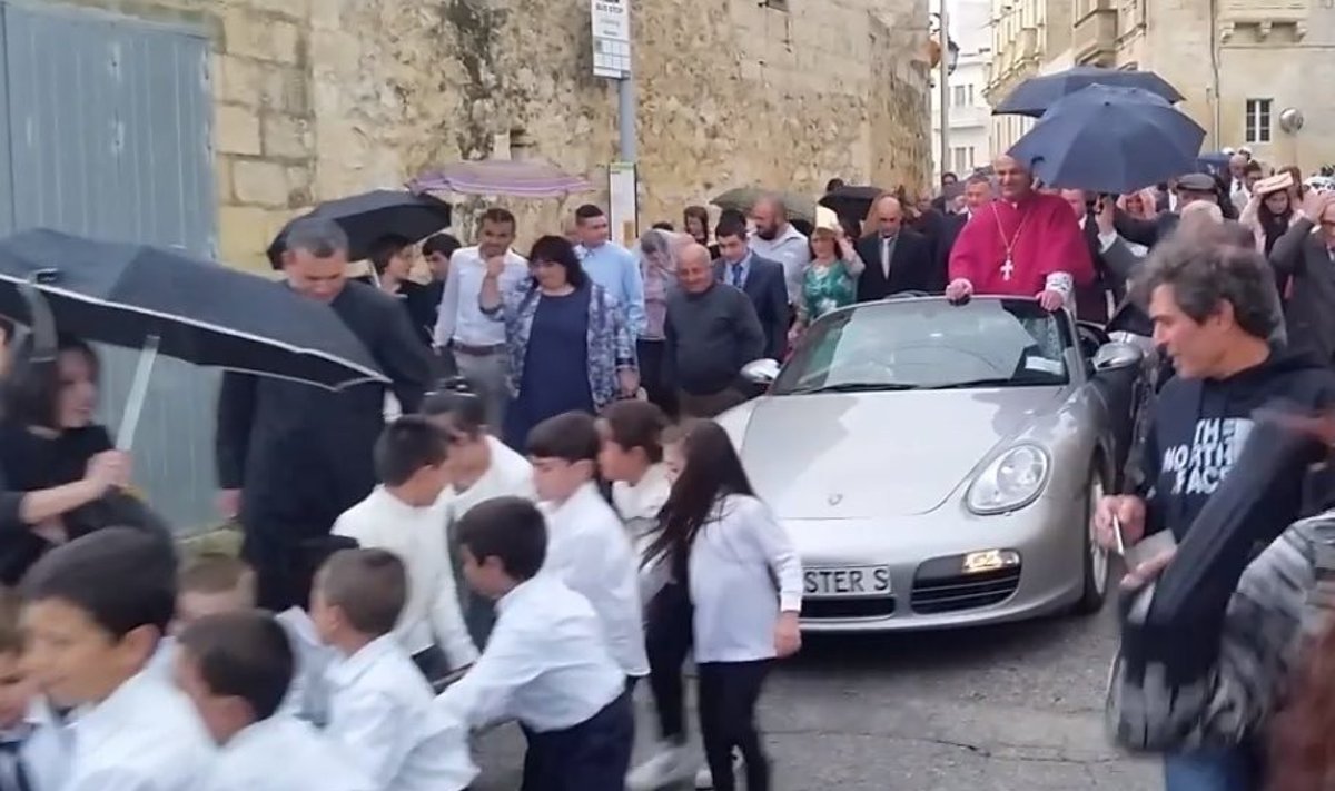 Kunigas savo parapijiečius šiurpino „Porsche“ automobiliu, kurį traukė įkinkyti mažamečiai vaikai