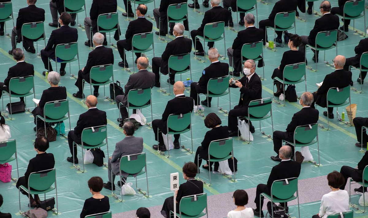 Dalyviai atminimo šventėje, skirtoje 75-osioms Japonijos pasidavimo Antrojo pasaulinio karo metinėms paminėti. Nippon Budokan salė, 2020 m. Rugpjūčio 15 d. Tokijus, Japonija