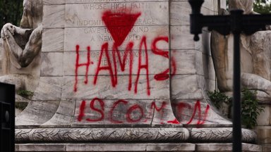 Harris pasmerkė JAV vėliavos deginimą per protestą prieš Netanyahu