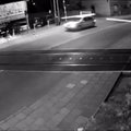Lenkijoje automobilis per plauką išvengė susidūrimo su traukiniu pervažoje