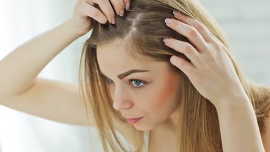 Kuokštais slenkantys plaukai – ir netinkamos priežiūros, ir koronaviruso pasekmė: kada nebegalima laukti?
