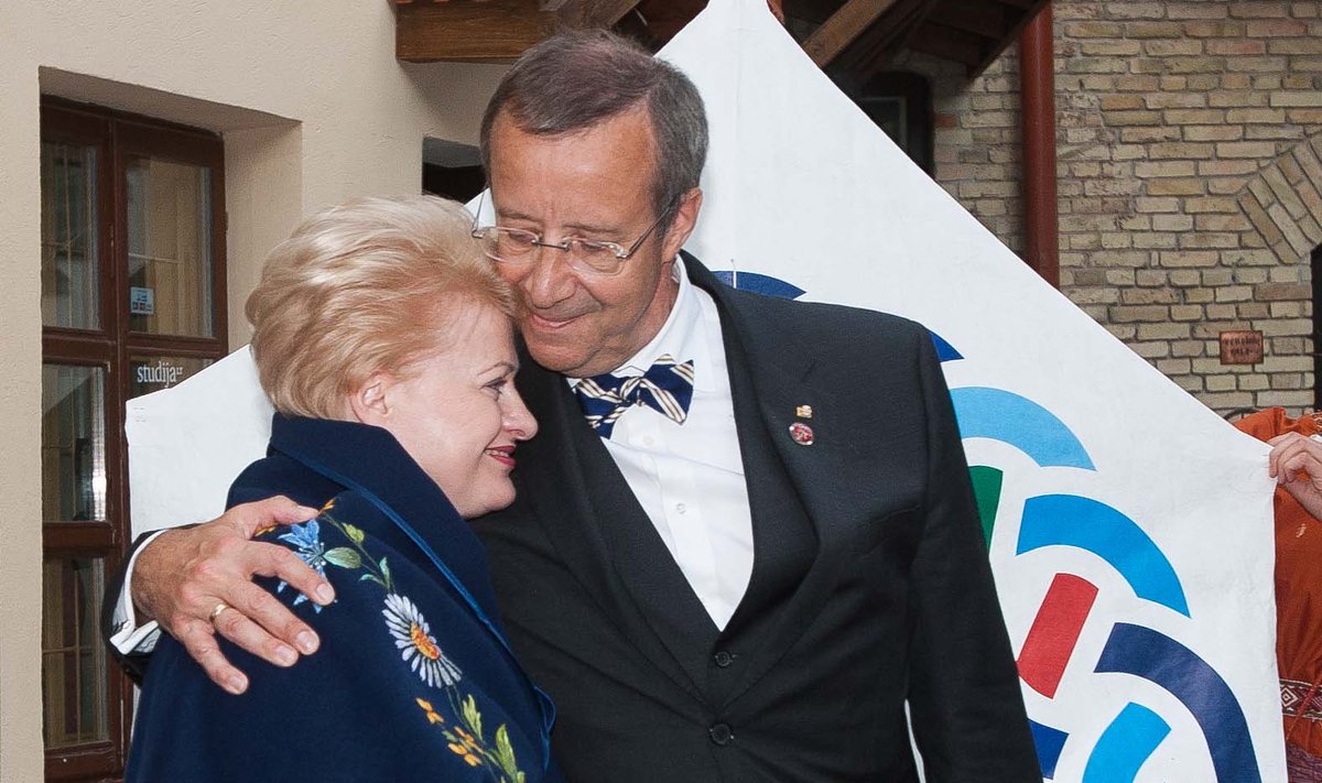 Dalia Grybauskaitė ir Toomas Hendrikas Ilvesas keičiasi dovanomis