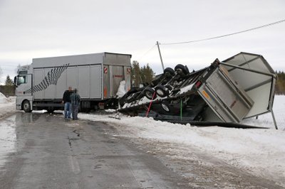 Apvirtęs sunkvežimis Švedijoje