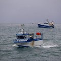 Į protestą susirinkę prancūzų žvejų laivai palieka Džersio vandenis