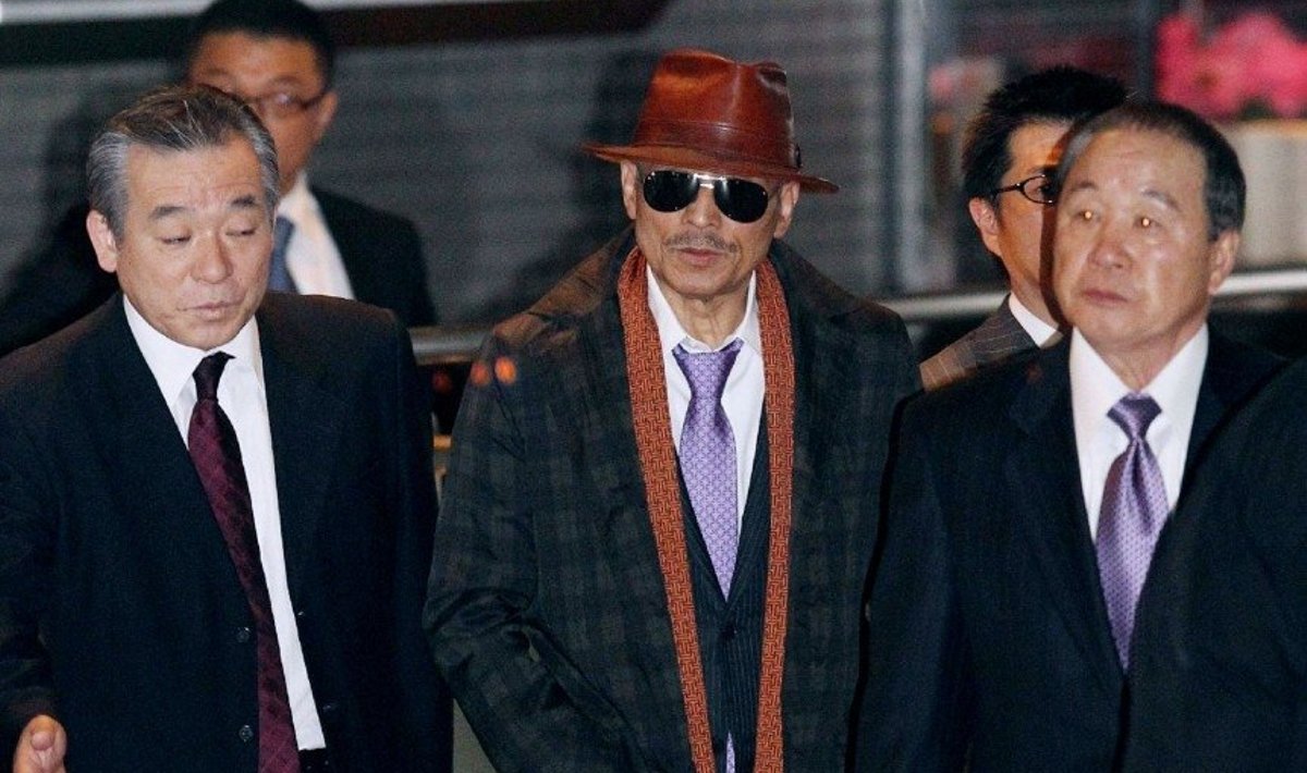 Kenichi Shinoda (centre), japonų jakudzos mafijos vadovas