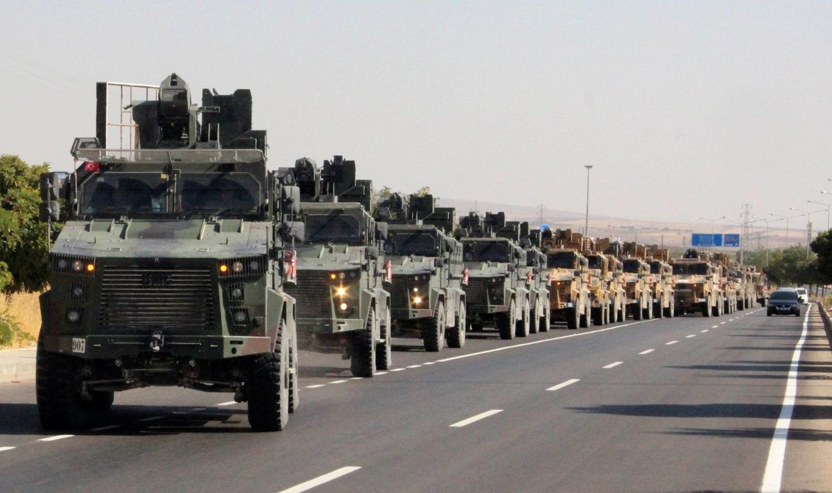 Turkų kariai prie sienos su Sirija