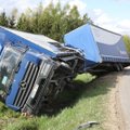 Vilniaus pakraštyje neprasilenkė sunkvežimiai: vienas nulėkė nuo kelio ir apvirto