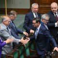 Lenkija stabdo ginklų tiekimą Ukrainai