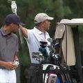 B. Obama per atostogas žaidžia golfą su NBA žaidėjais