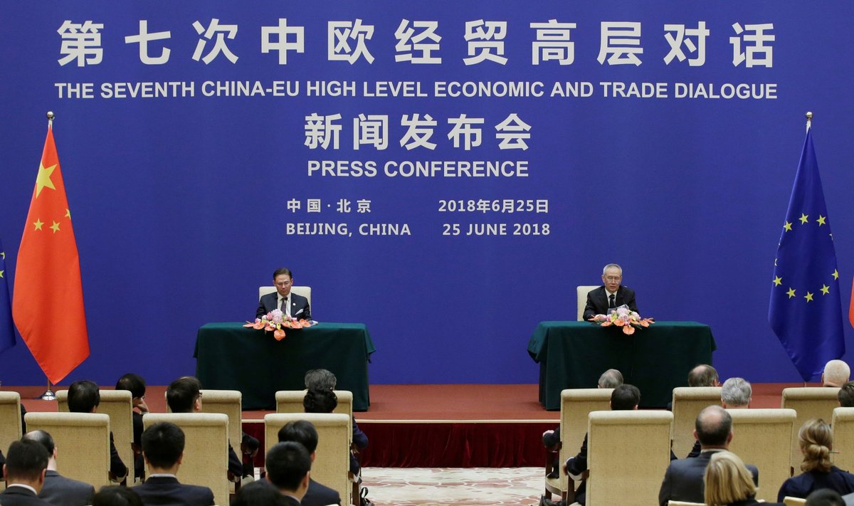 ES ir Kinijos ekonomikos susitikimas: kairėje Jyrki Katainenas (ES), dešinėje Liu He (Kinija)