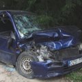 „Mazda“, kurioje mėtėsi buteliai, kaktomuša trenkėsi į sunkvežimį