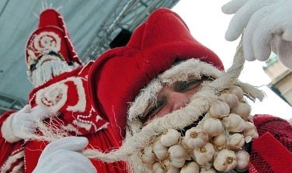 Santa Klausas  su česnakine barzda Belgrade linksmina vaikus. 