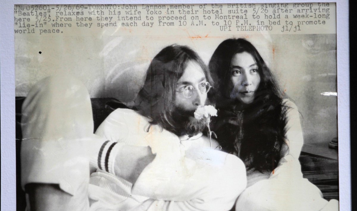 Yoko Ono ir Johnas Lennonas, 1969 m. laikraštyje.