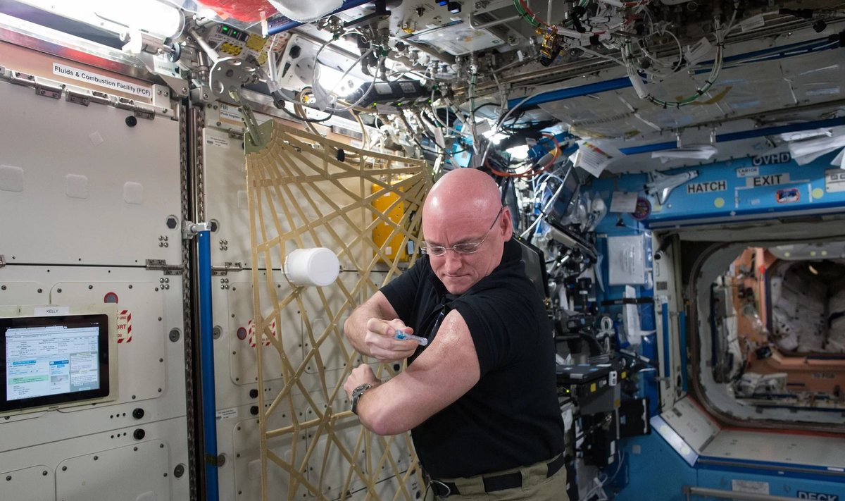 Astronautas Scottas Kelly kosmose save skiepyja nuo gripo, 2015 metai