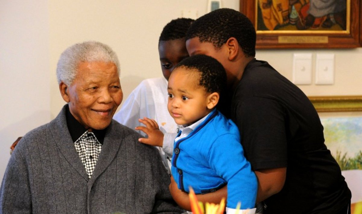 Nelsonas Mandela su šeima