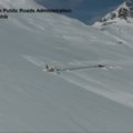 Dramatiška kova: sniege įkalinto Norvegijos kalnų kelio valymą įamžino bepilotis