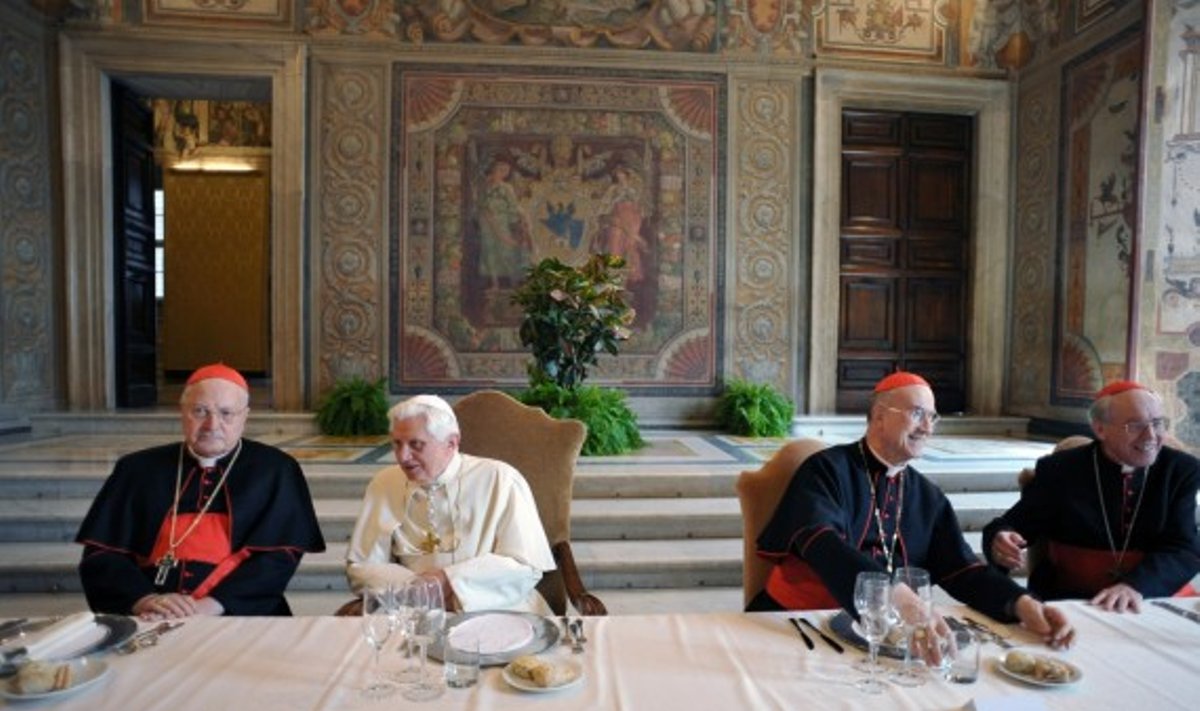 Popiežius Benediktas XVI su kardinolais