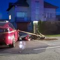 Kauno rajone „Tesla“ sukėlė avariją: motociklininkas rastas už 50 metrų nuo įvykio vietos